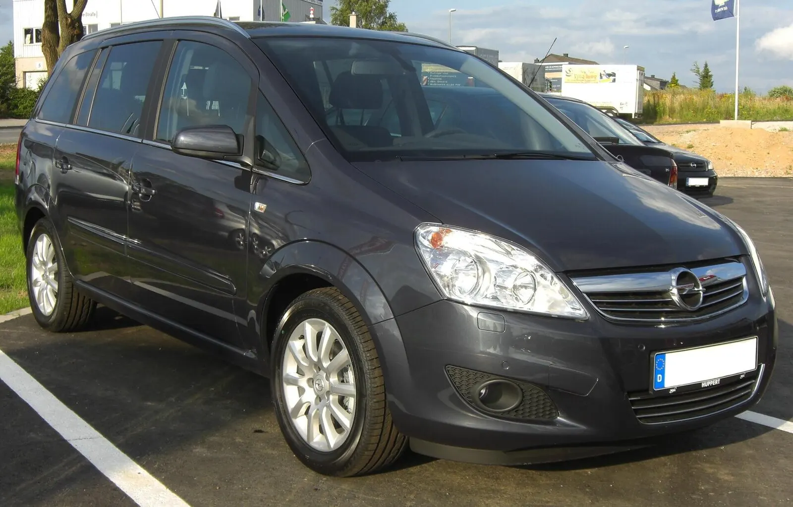 Opel Zafira B nakon faceliftinga u tamnosivoj boji, pogled sprijeda sa strane
