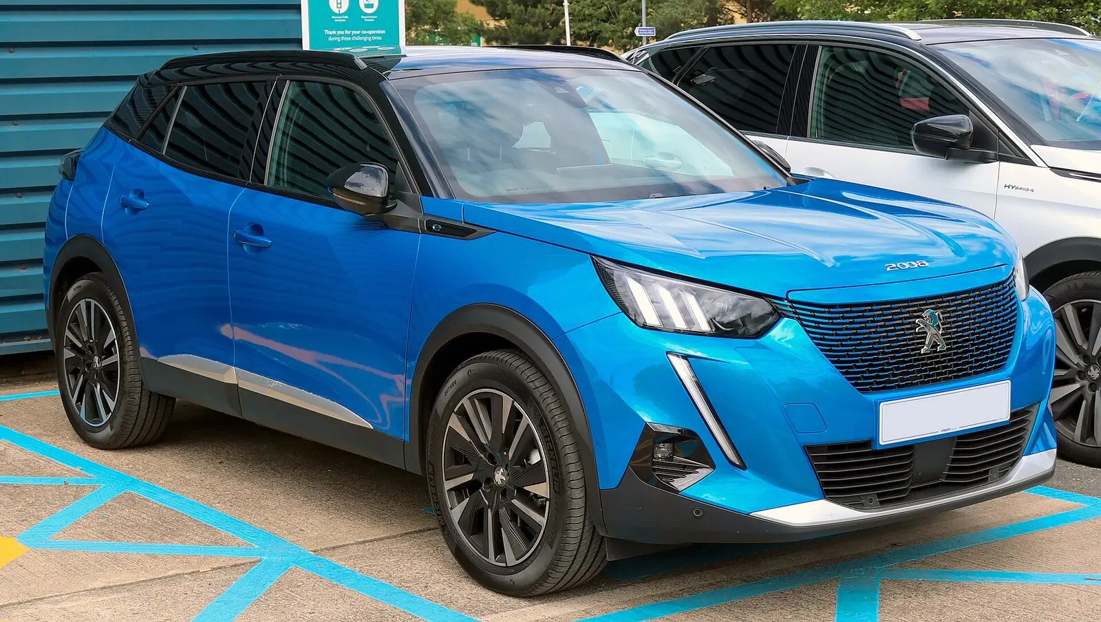 Peugeot e-2008 GT Line (2020.) u plavoj boji s crnim krovom, pogled sprijeda sa strane