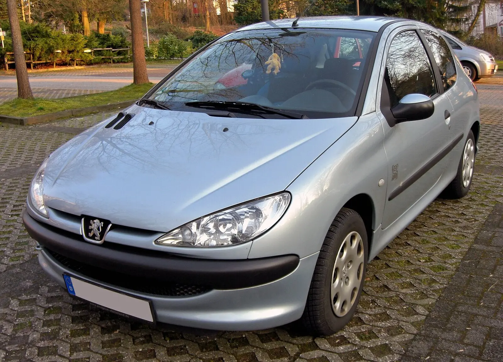 Peugeot 206 s troja vrata u svijetloplavoj boji, pogled sprijeda sa strane
