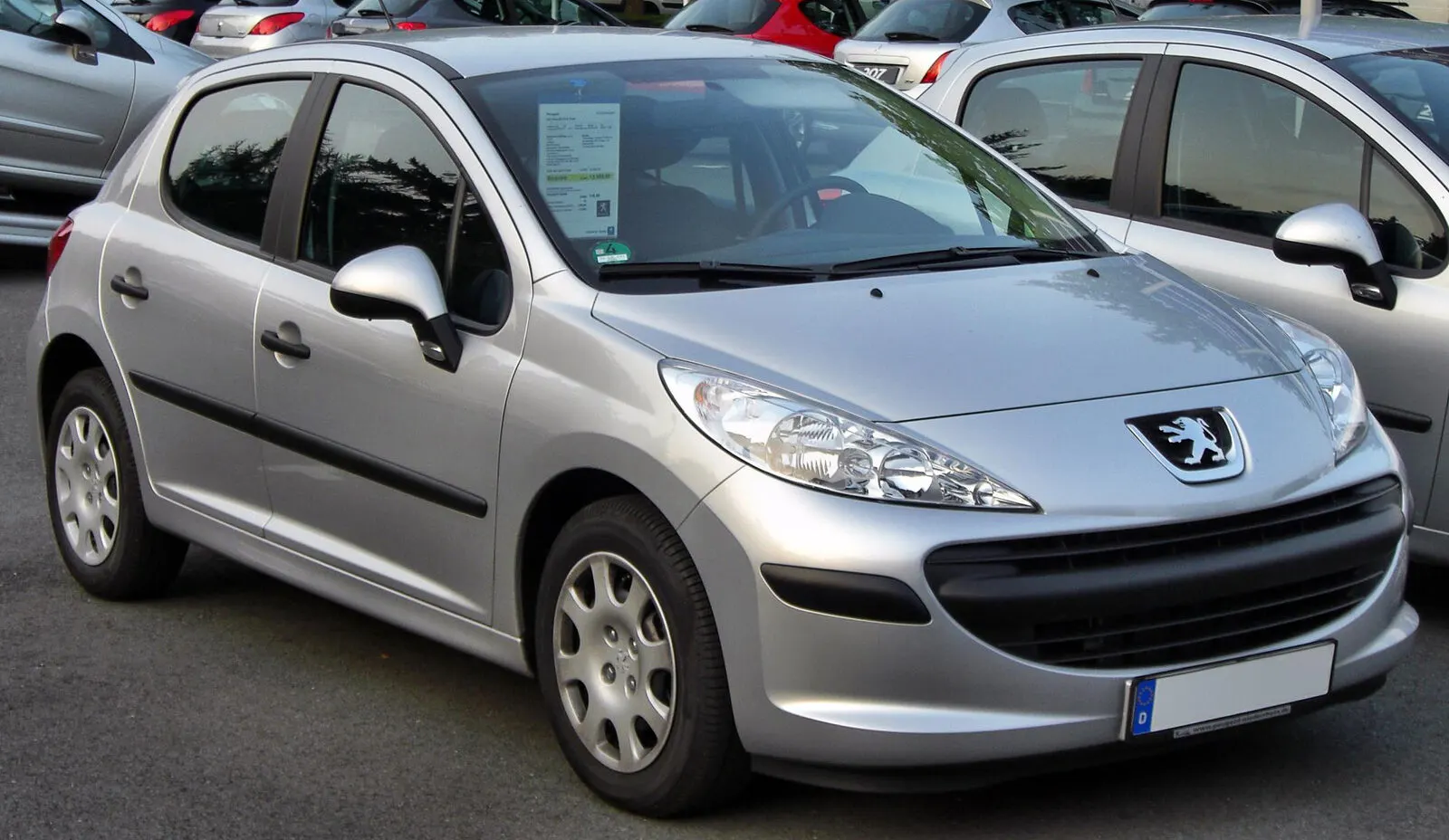 Peugeot 207 s petero vrata u srebrnoj boji, pogled sprijeda sa strane