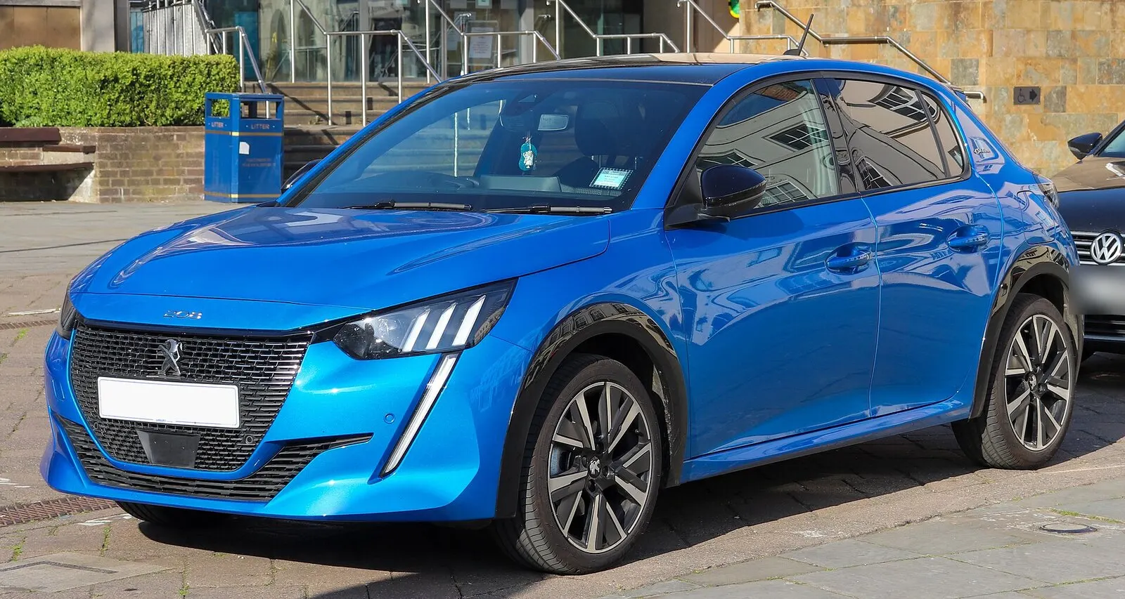 Peugeot 208 druge generacije GT Line (2020.) u plavoj boji, pogled sprijeda sa strane