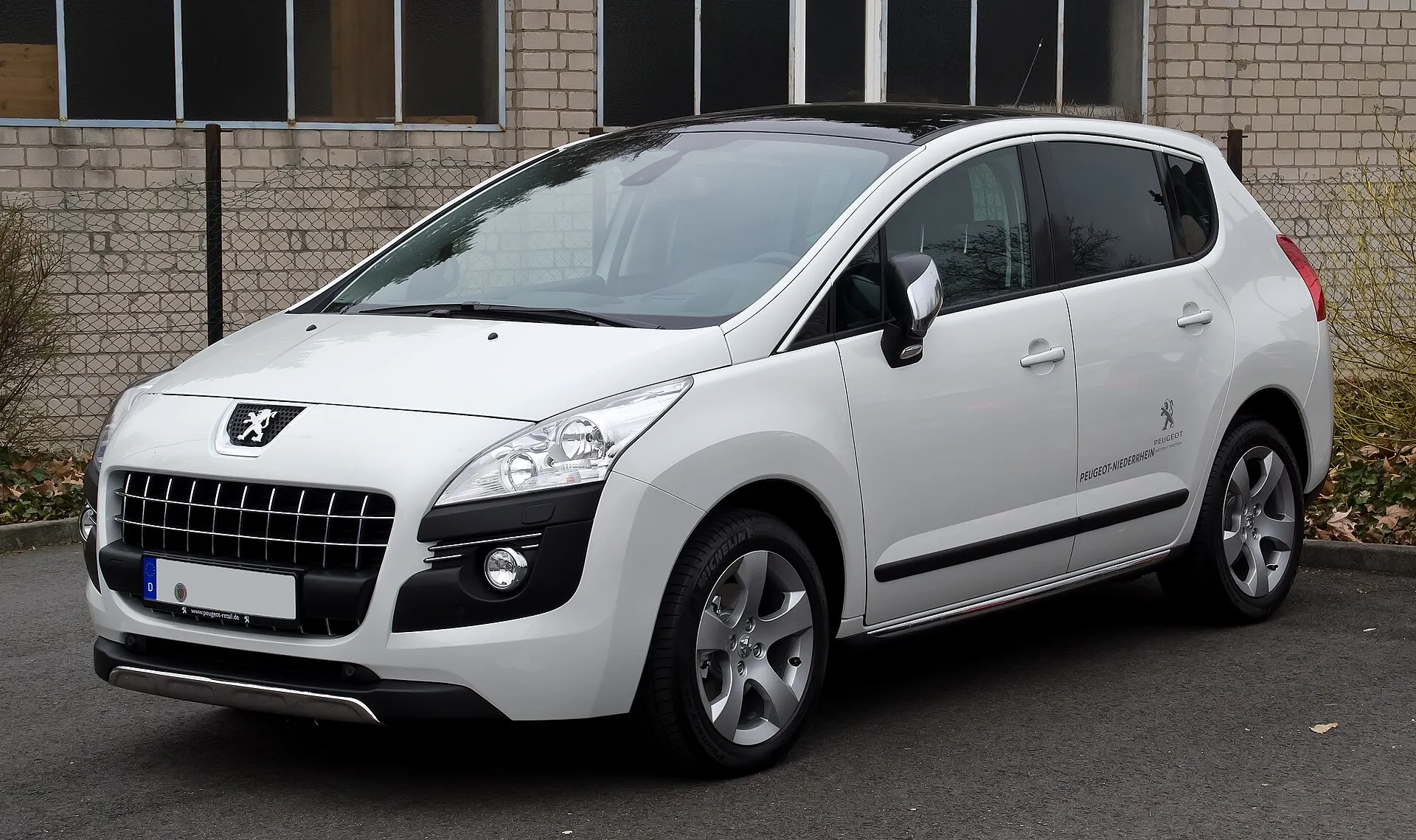 Peugeot 3008 prve generacije (HDi FAP 110 Allure) u bijeloj boji, pogled sprijeda sa strane