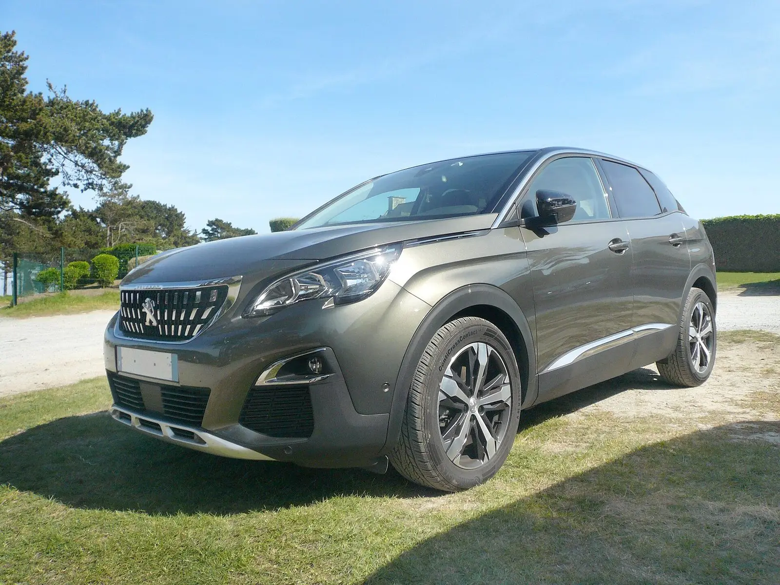 Peugeot 3008 II u sivoj boji, pogled sprijeda sa strane