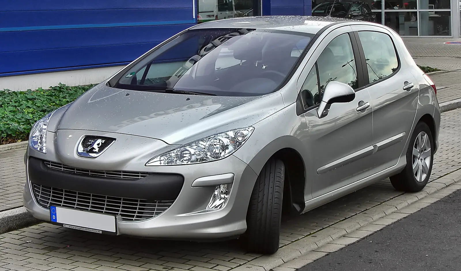 Peugeot 308 prve generacije (T7) s petero vrata u srebrnoj boji, pogled sprijeda sa strane