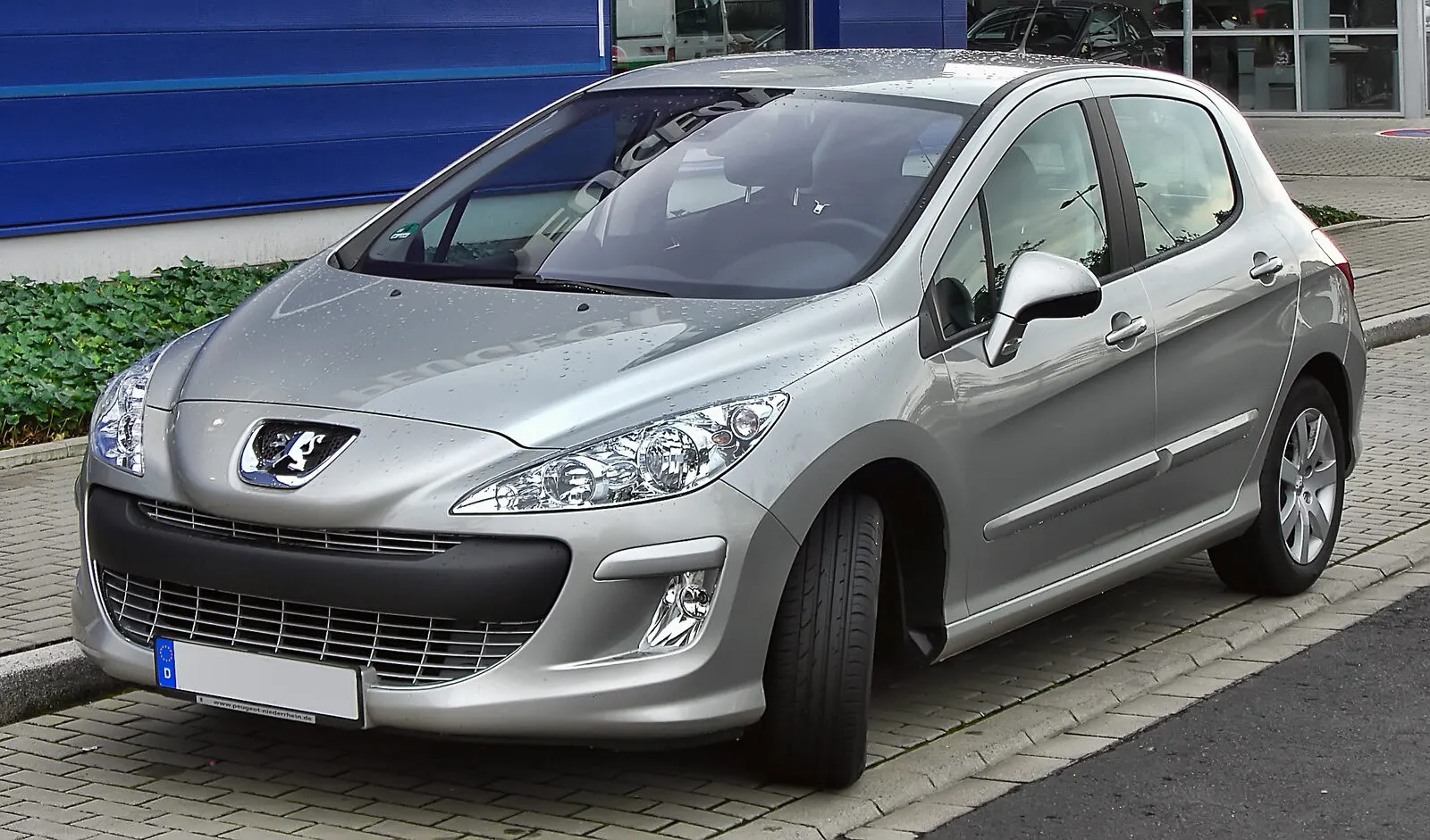 Peugeot 308 prve generacije (T7) s petero vrata u srebrnoj boji, pogled sprijeda sa strane