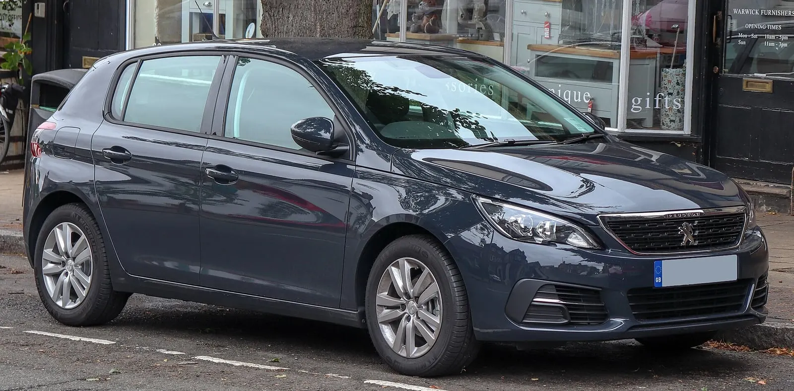 Peugeot 308 II (facelift) u tamnoplavoj boji, pogled sprijeda sa strane
