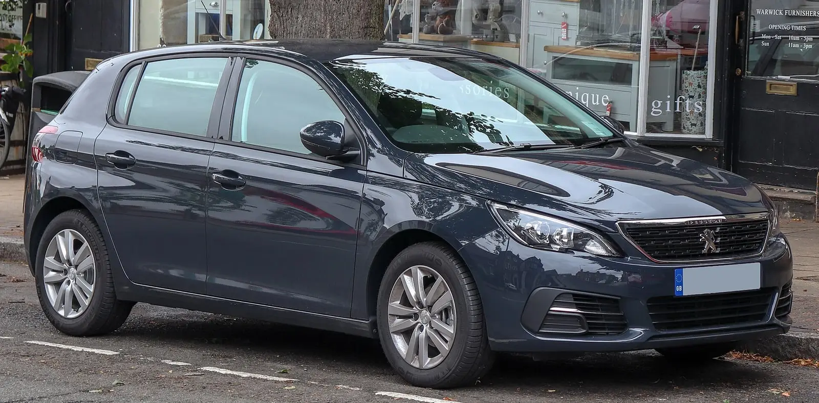 Peugeot 308 II (facelift) u tamnoplavoj boji, pogled sprijeda sa strane
