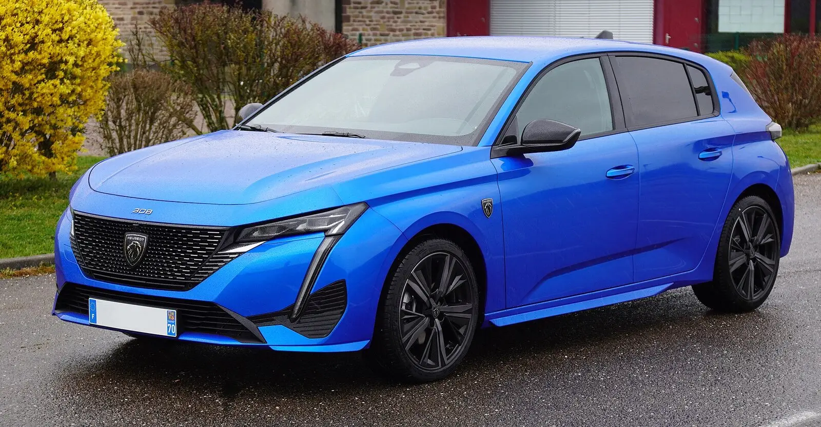 Peugeot 308 treće generacije GT u plavoj boji, pogled sprijeda sa strane