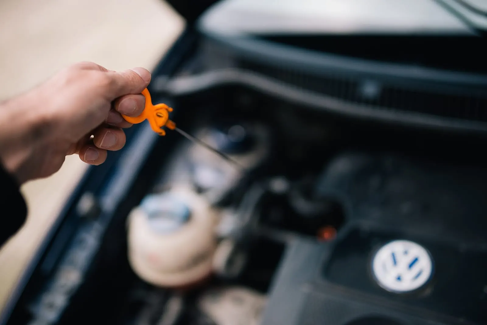 Provjera razine ulja mjernom šipkom u motornom prostoru