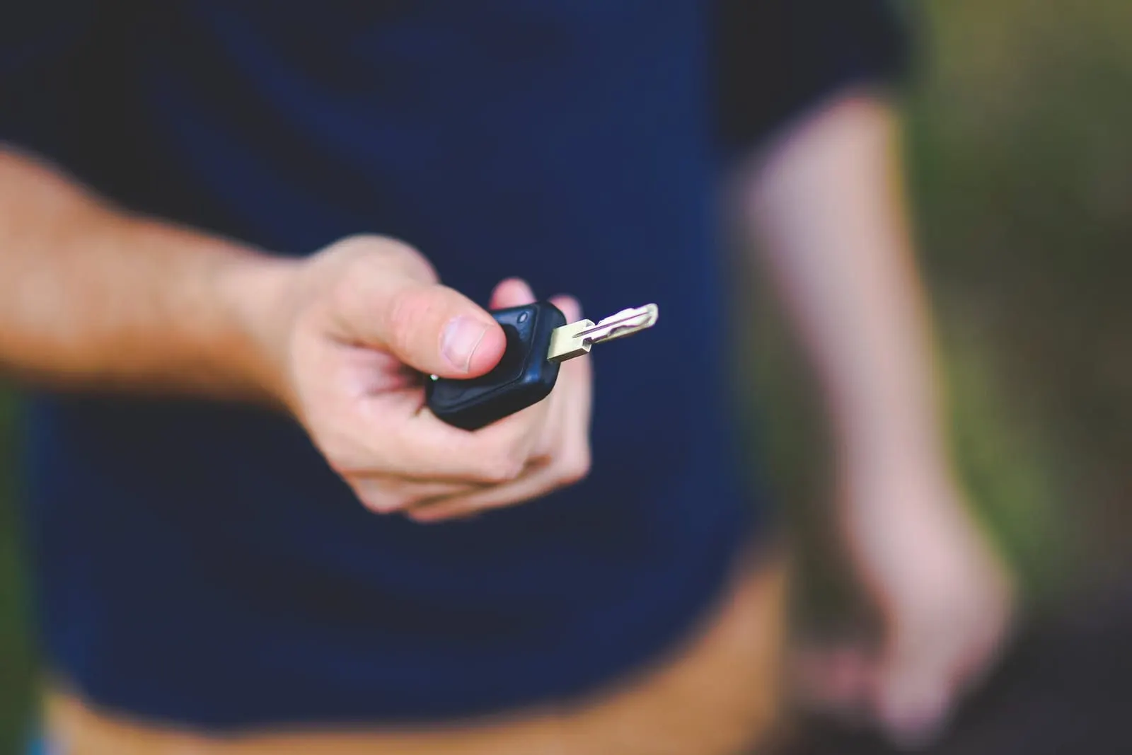 Predaja ključa automobila iz ruke u ruku