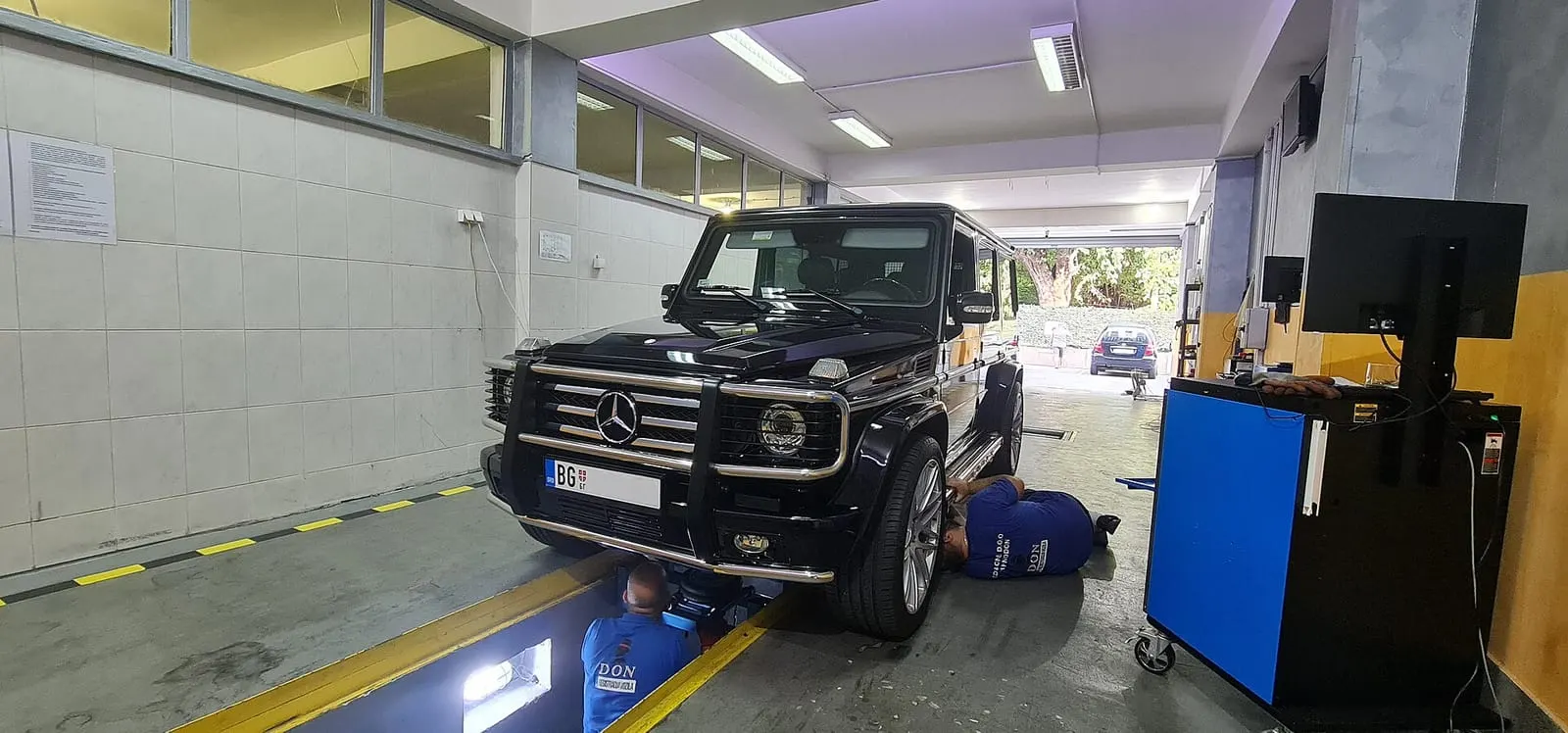 Automobil na liniji tehničkog pregleda