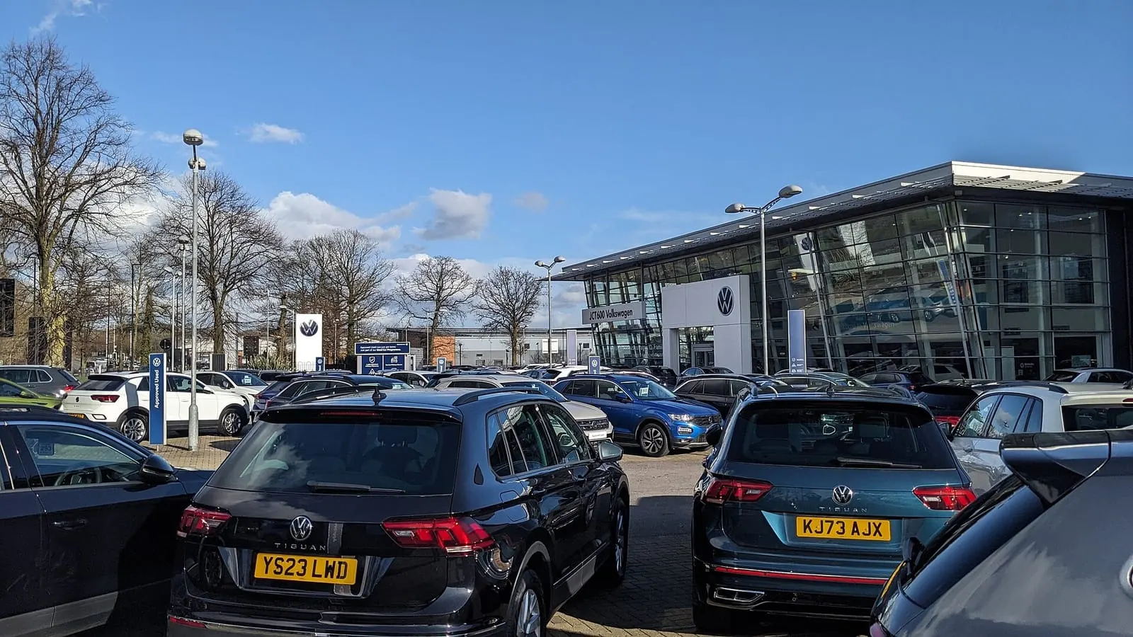 Ovlašteni autosalon s rabljenim i novim automobilima na parkiralištu