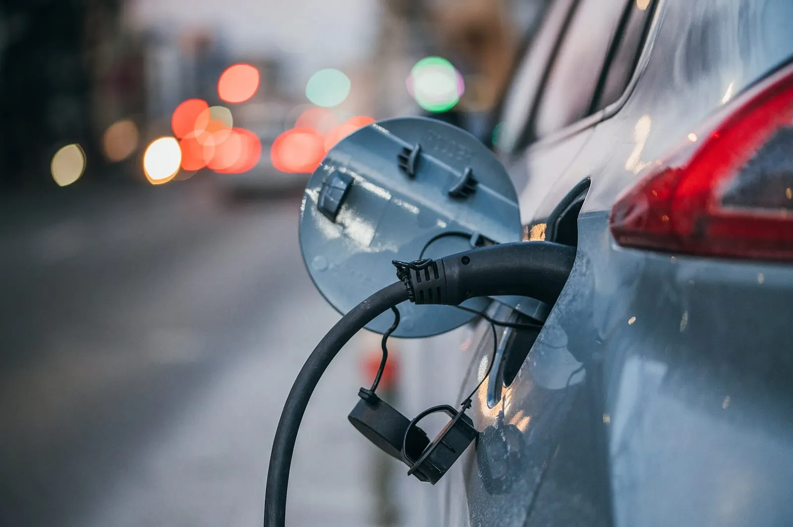 Električni automobil priključen na punjač
