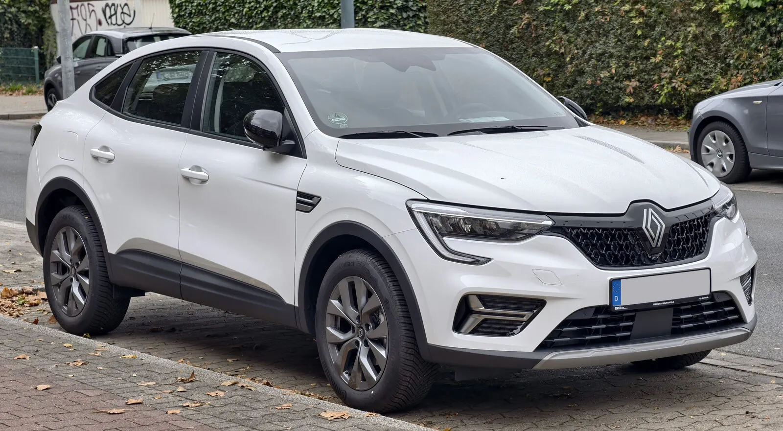 Renault Arkana Mild Hybrid 140 nakon faceliftinga u bijeloj boji, pogled sprijeda sa strane