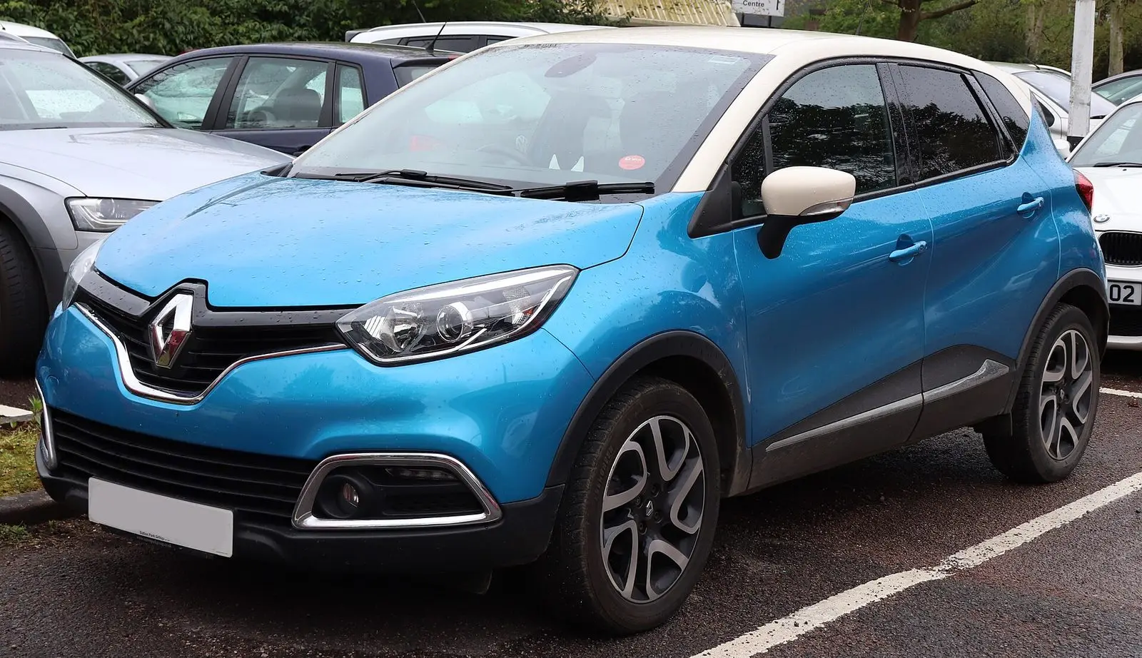 Renault Captur I u plavoj boji s bijelim krovom, pogled sprijeda sa strane