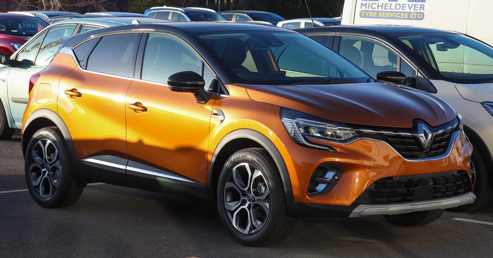 Renault Captur druge generacije (2020.) u narančastoj boji s crnim krovom, pogled sprijeda sa strane