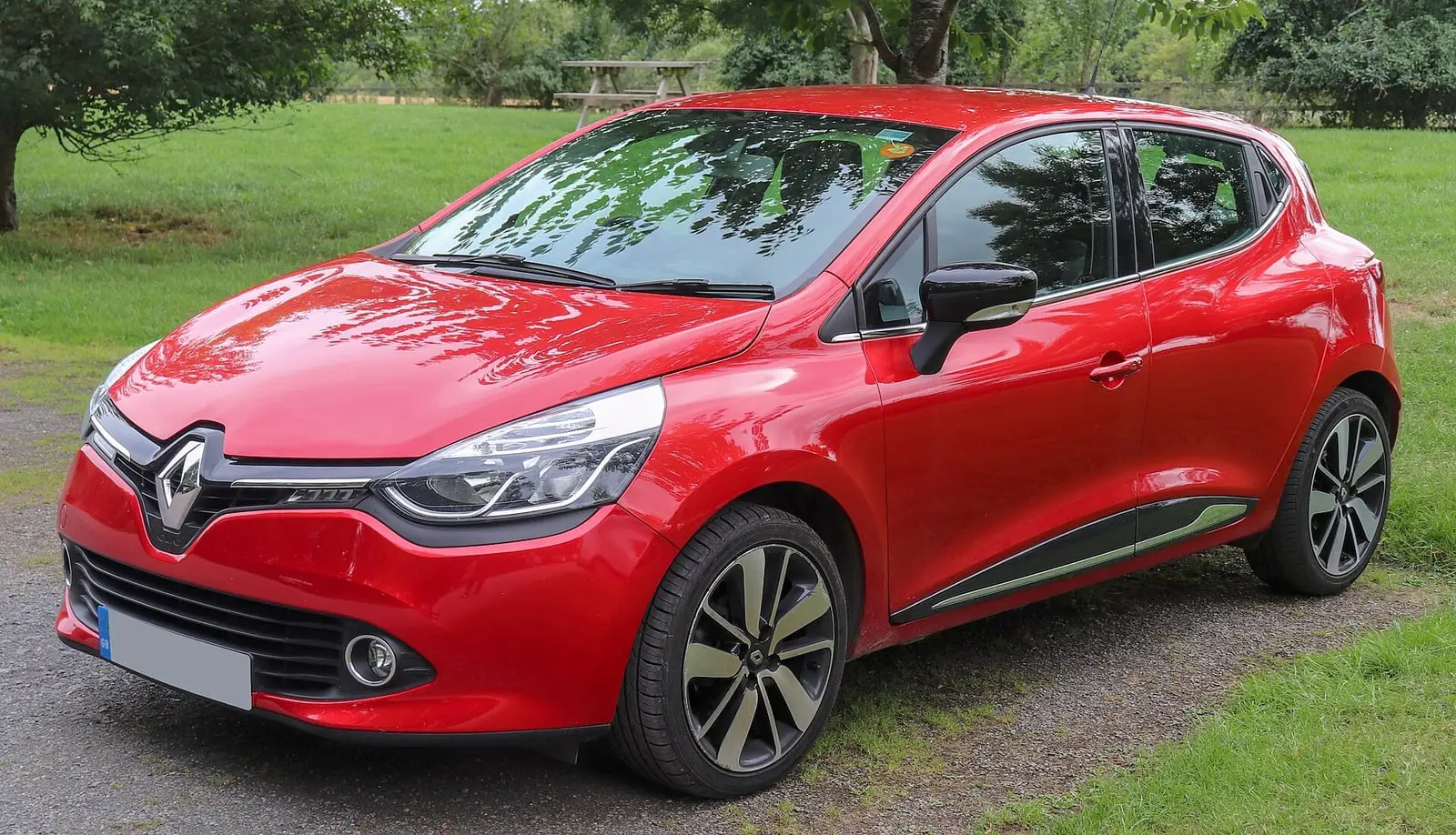 Renault Clio 4 (IV) u crvenoj boji, pogled sprijeda sa strane