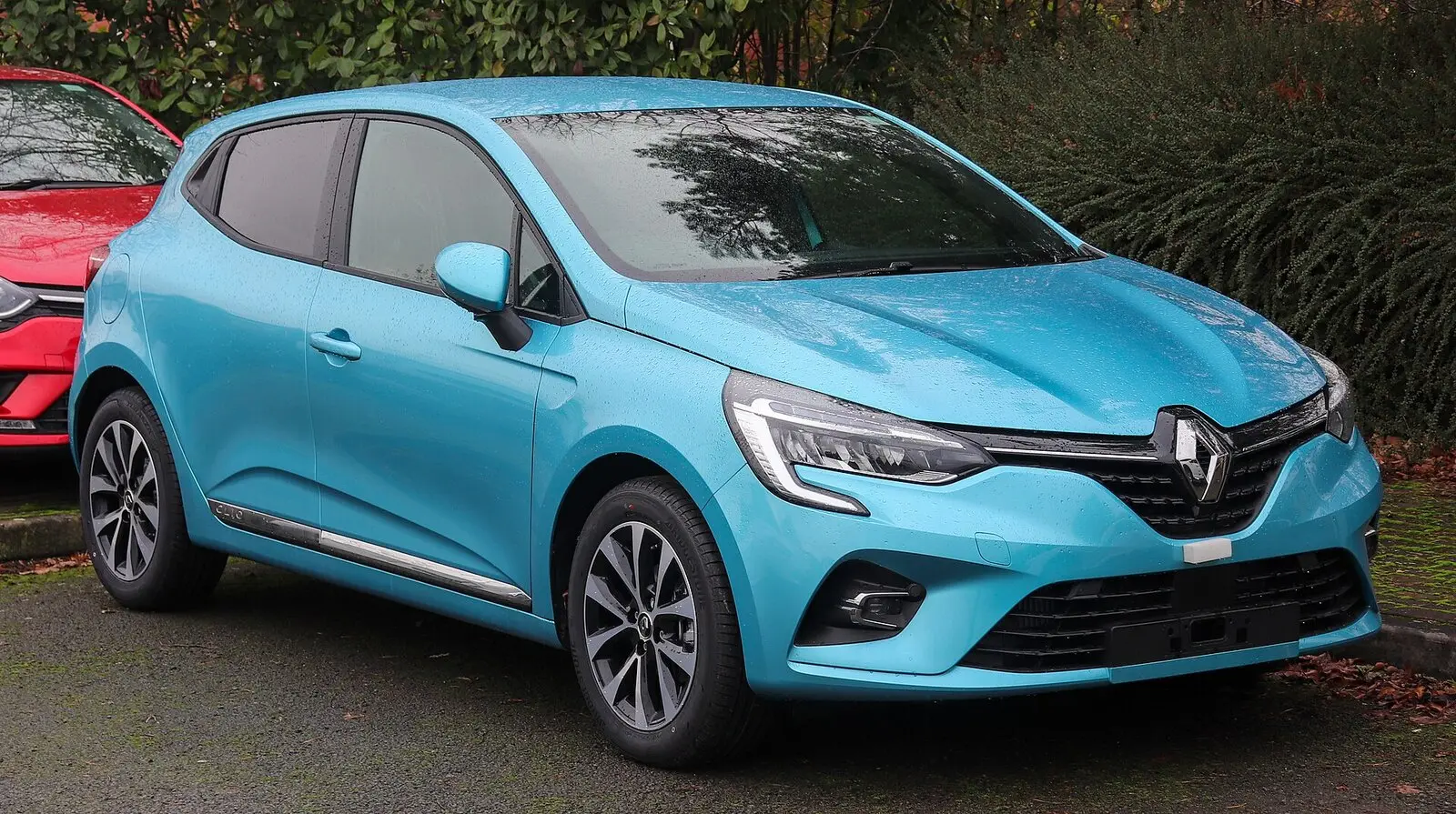 Renault Clio 5 Iconic (2019.) u svijetloplavoj boji, pogled sprijeda sa strane