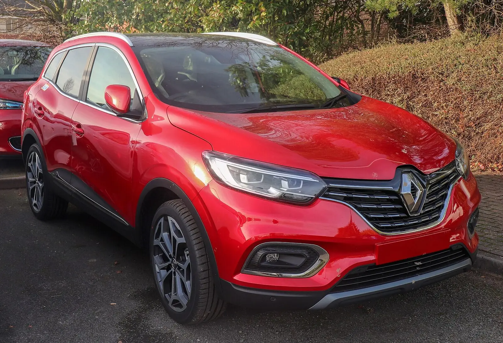 Renault Kadjar nakon faceliftinga (2019.) u crvenoj boji, pogled sprijeda sa strane