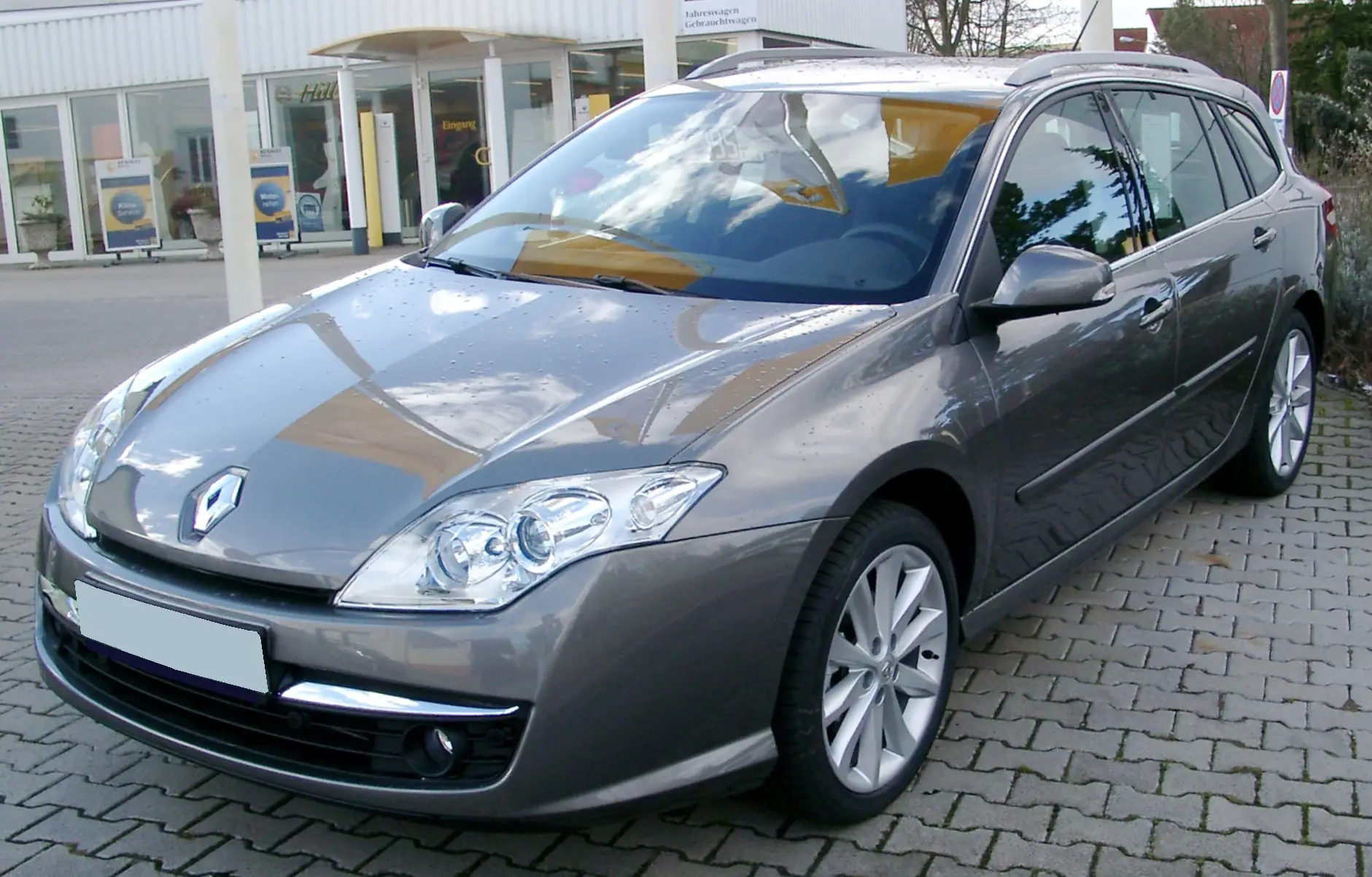 Renault Laguna III hatchback u srebrnoj boji, pogled sprijeda sa strane