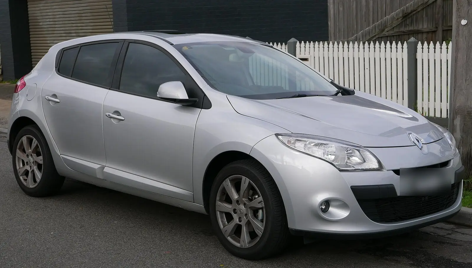 Renault Mégane 3 (III) hatchback u srebrnoj boji, pogled sprijeda sa strane