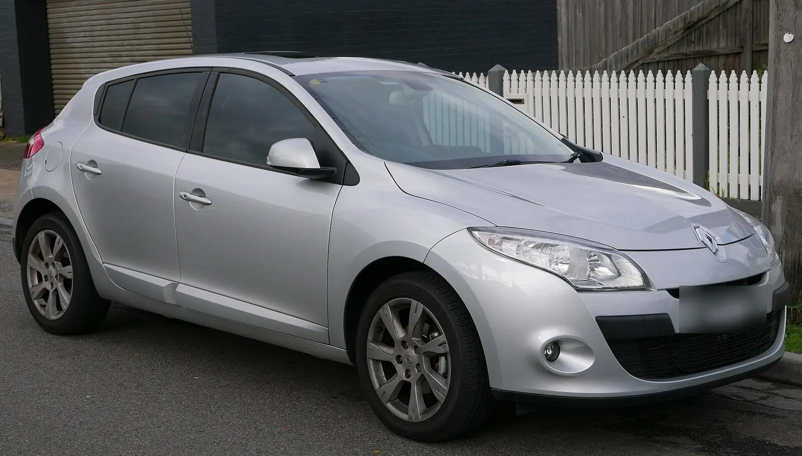Renault Mégane 3 (III) hatchback u srebrnoj boji, pogled sprijeda sa strane