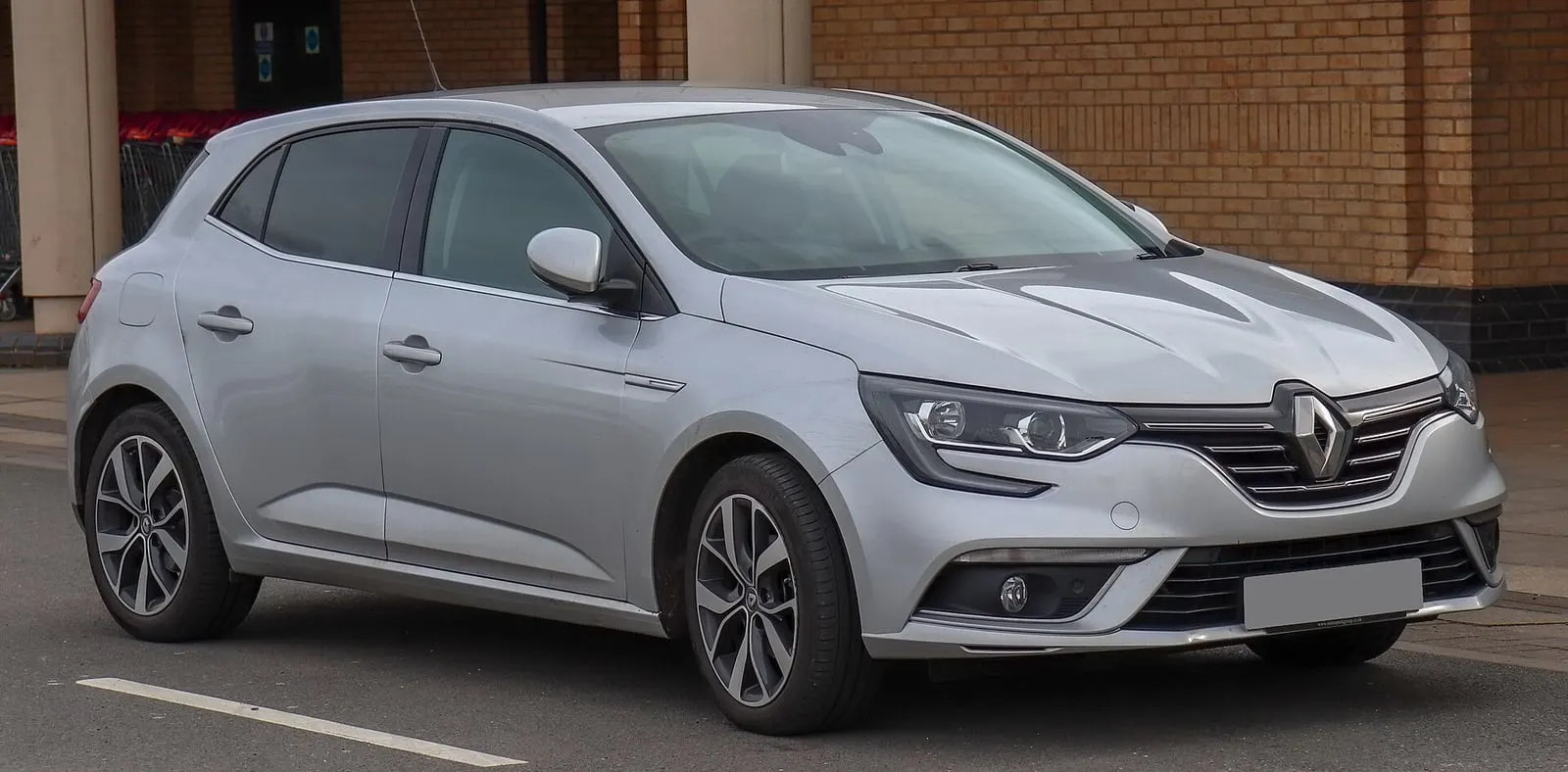Renault Mégane 4 (IV) u srebrnoj boji, pogled sprijeda sa strane