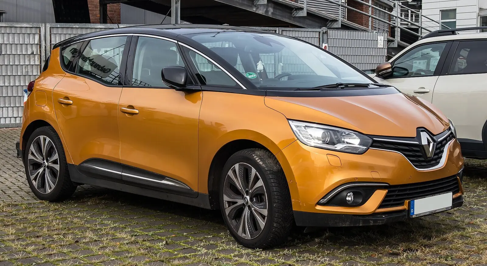 Renault Scénic IV u narančastoj boji s crnim krovom, pogled sprijeda sa strane