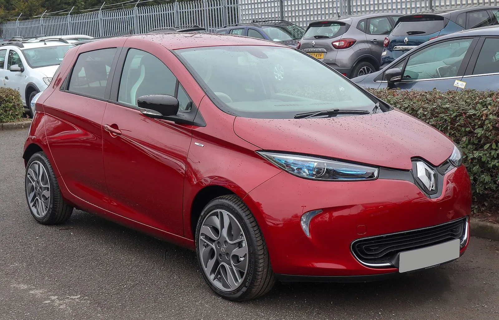 Renault Zoe (2019.) u crvenoj boji, pogled sprijeda sa strane