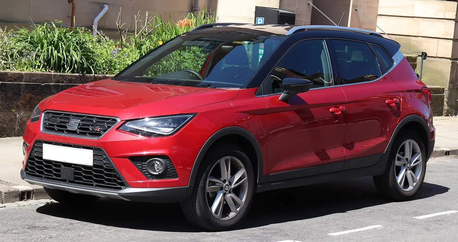 Seat Arona FR 1.0 TSI (2017.) u crvenoj boji, pogled sprijeda sa strane