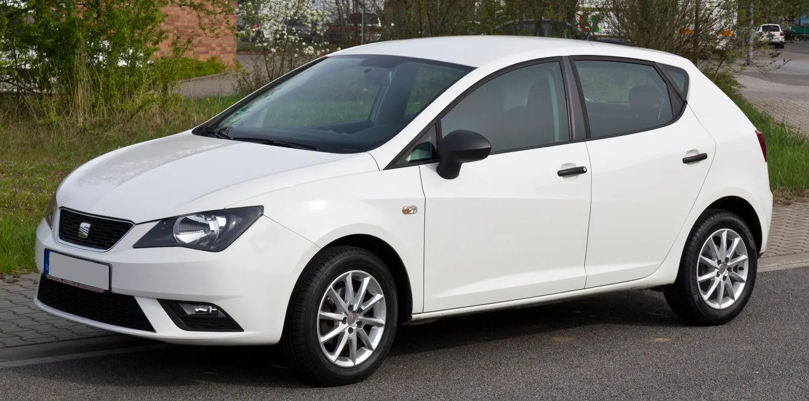 Seat Ibiza 6J nakon redizajna (2012.) u bijeloj boji, pogled sprijeda sa strane