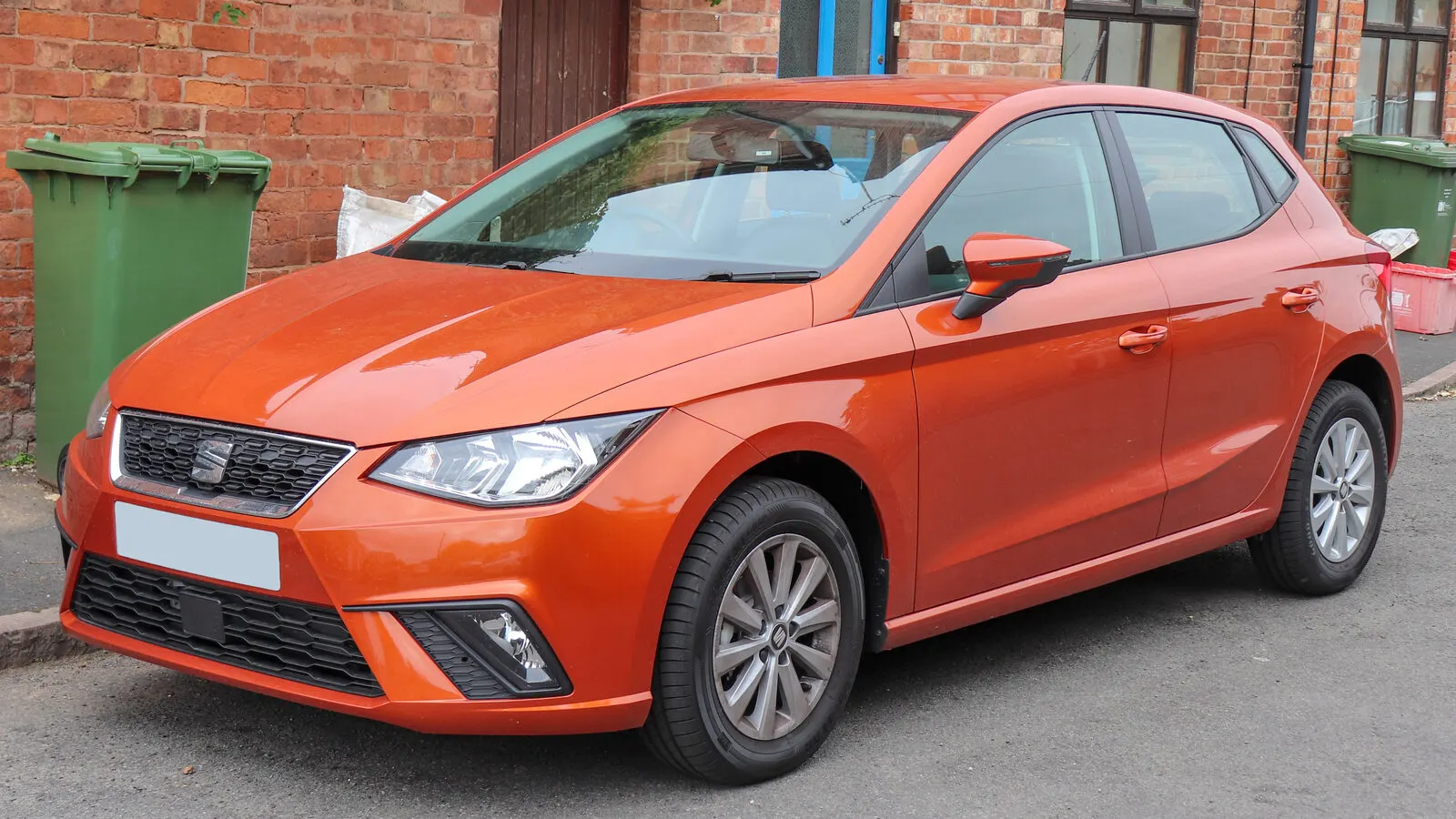 Seat Ibiza pete generacije (KJ, 2018.) u narančastoj boji, pogled sprijeda sa strane