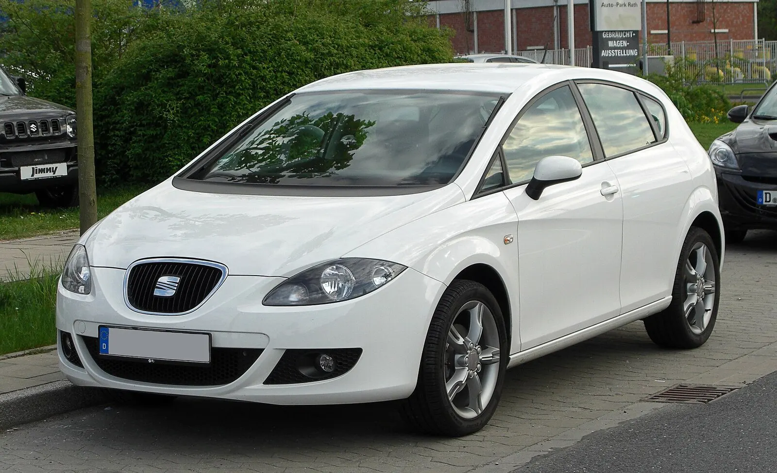 Seat León druge generacije (1P) u bijeloj boji, pogled sprijeda sa strane