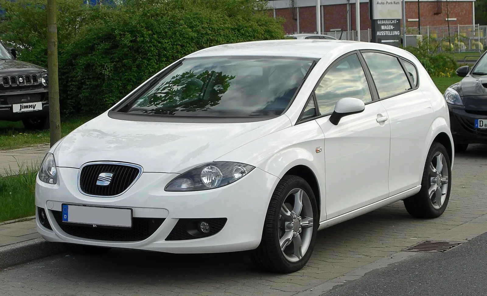 Seat León druge generacije (1P) u bijeloj boji, pogled sprijeda sa strane