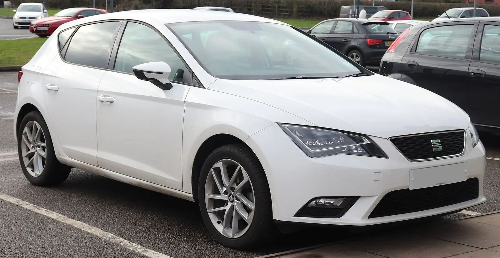 SEAT León 3 (5F) u bijeloj boji, pogled sprijeda sa strane