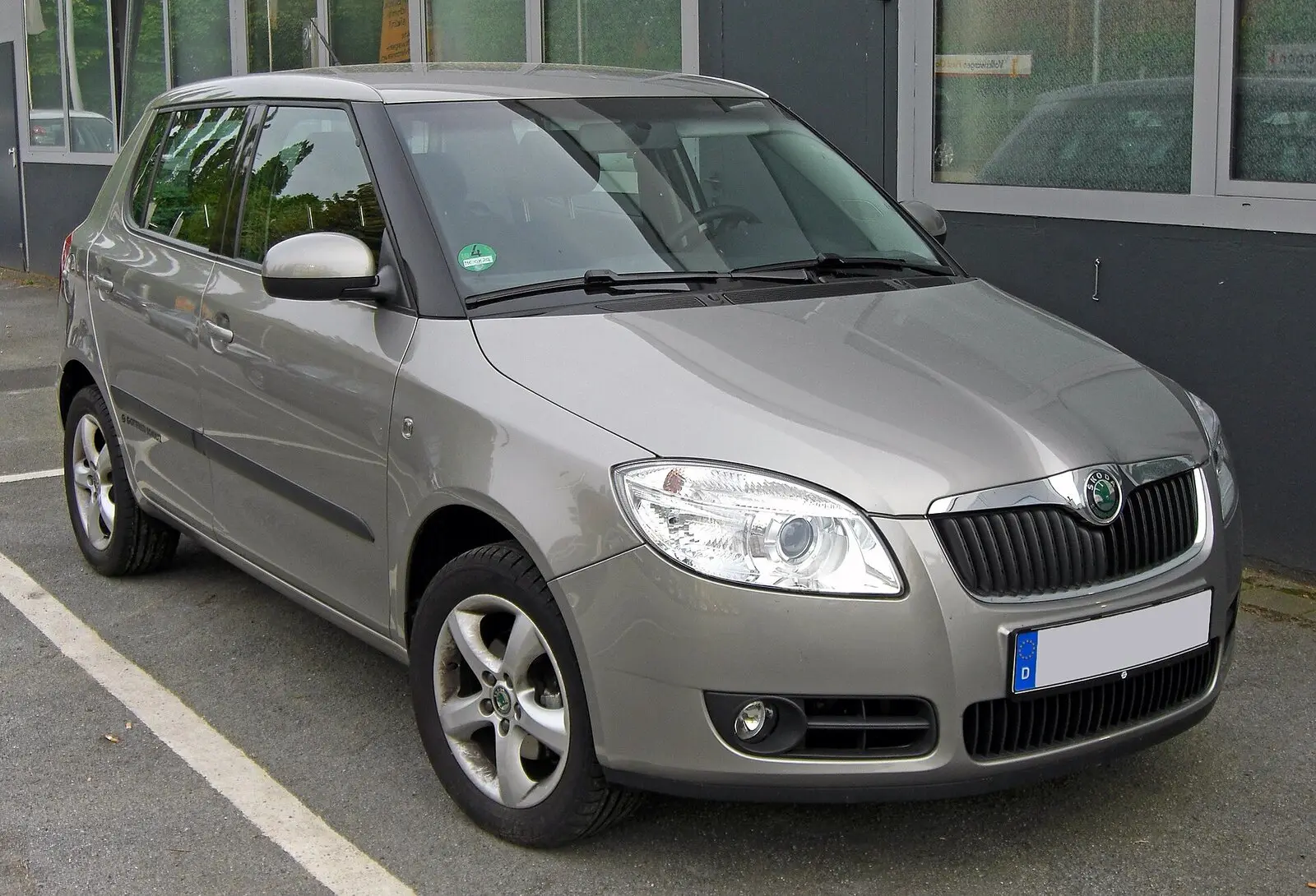 Škoda Fabia druge generacije (5J) prije facelifta u srebrnoj boji, pogled sprijeda sa strane