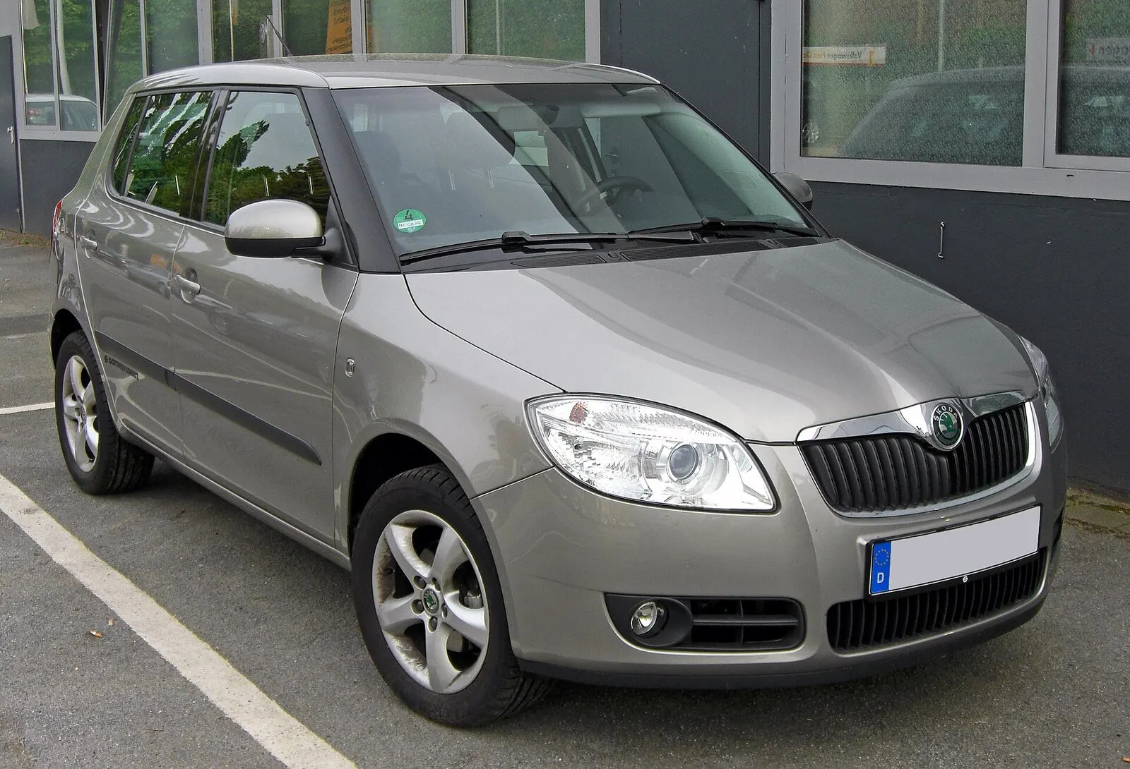 Škoda Fabia druge generacije (5J) prije facelifta u srebrnoj boji, pogled sprijeda sa strane