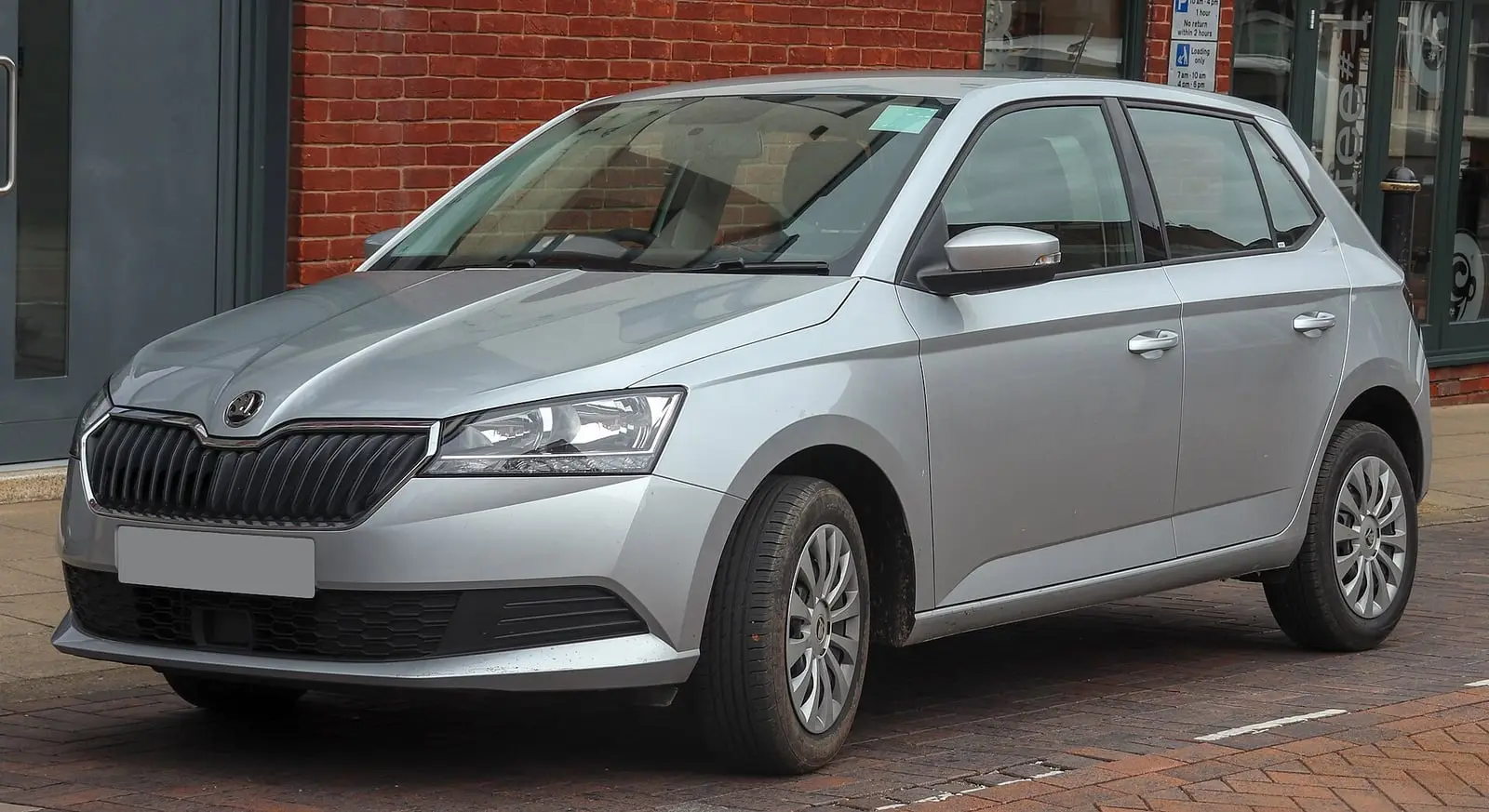 Škoda Fabia 3 (III, facelift) u srebrnoj boji, pogled sprijeda sa strane
