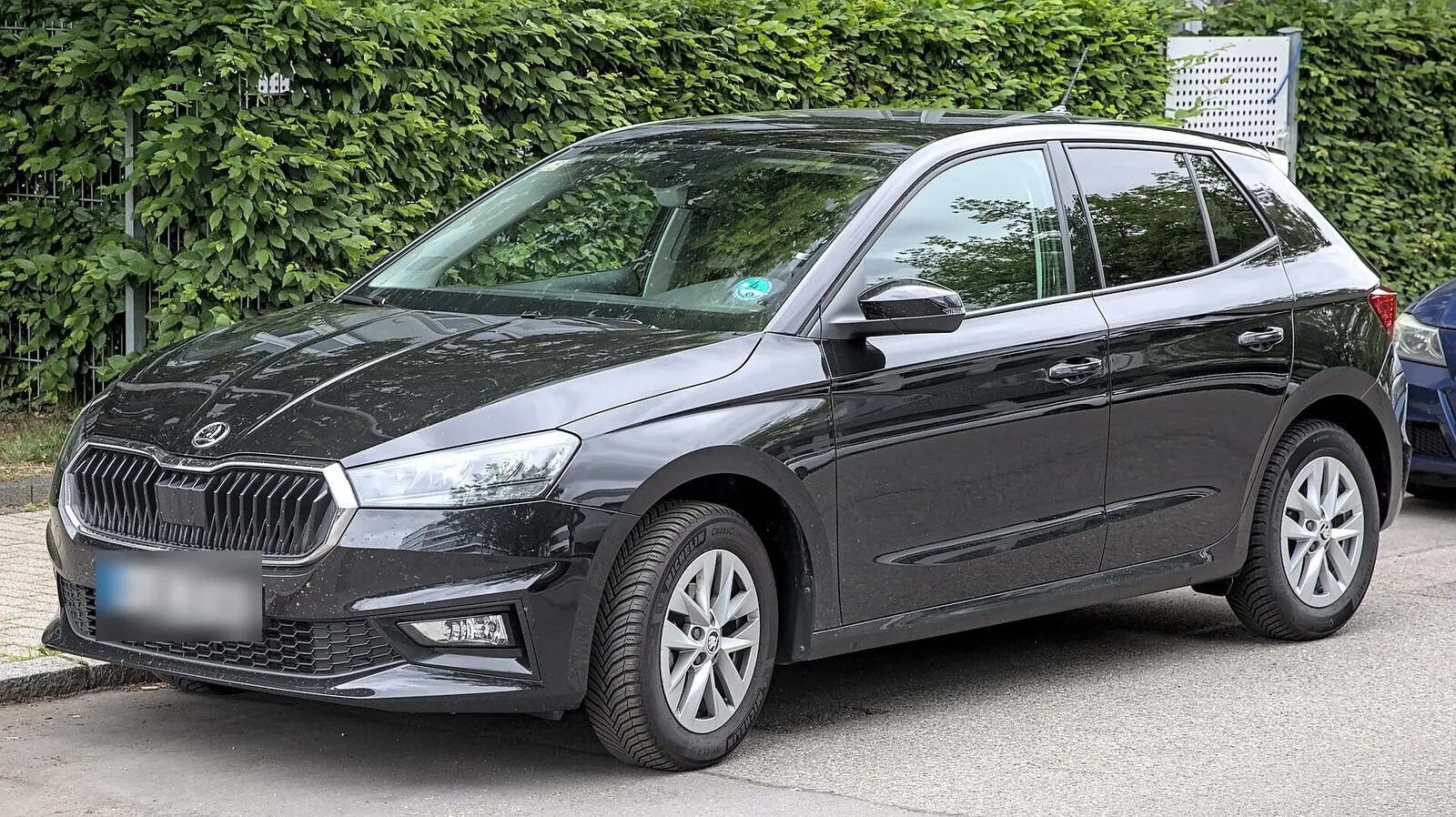Škoda Fabia četvrte generacije u crnoj boji, pogled sprijeda sa strane