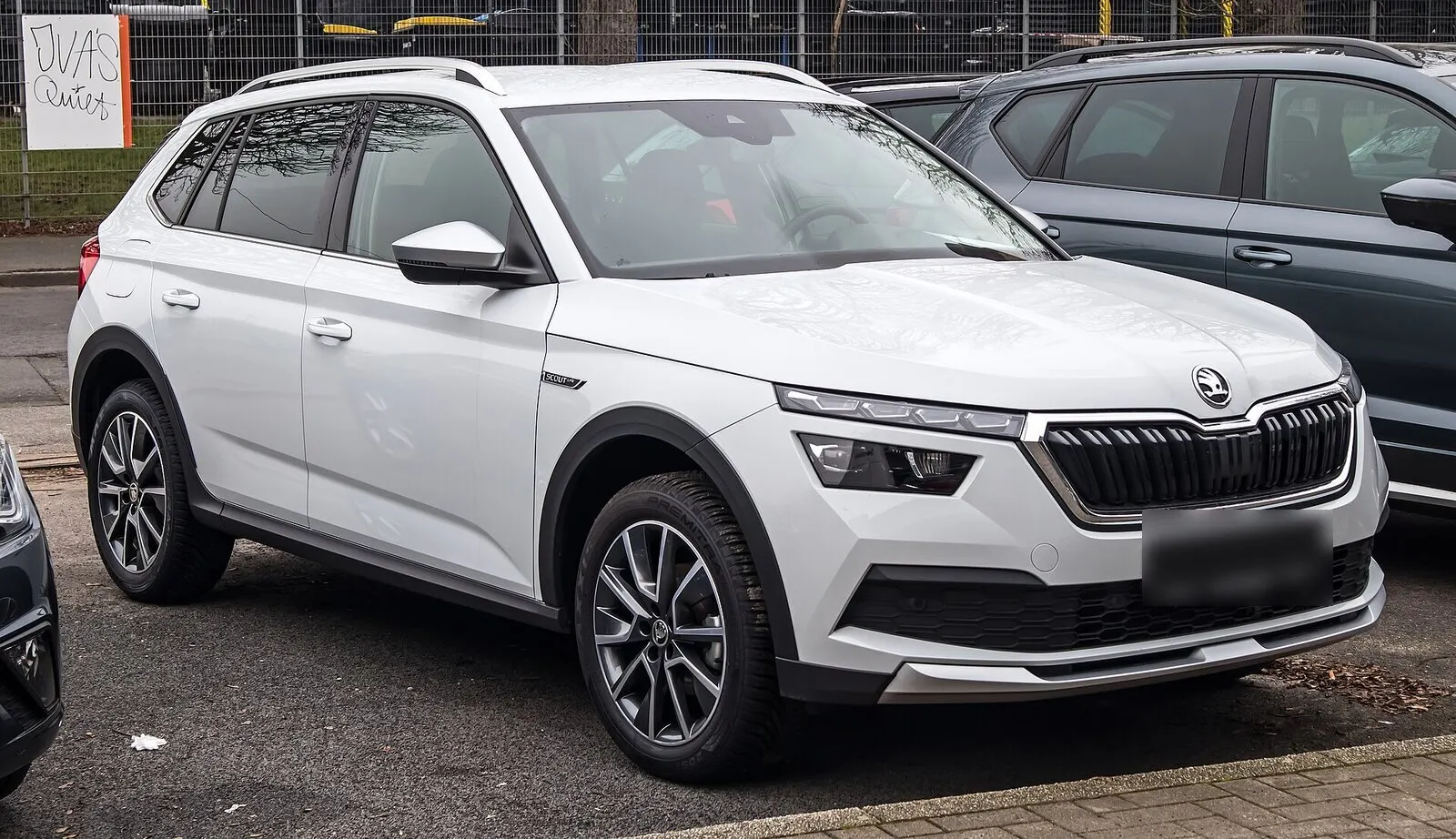 Škoda Kamiq 1.0 TSI Scoutline (prije facelifta) u bijeloj boji, pogled sprijeda sa strane