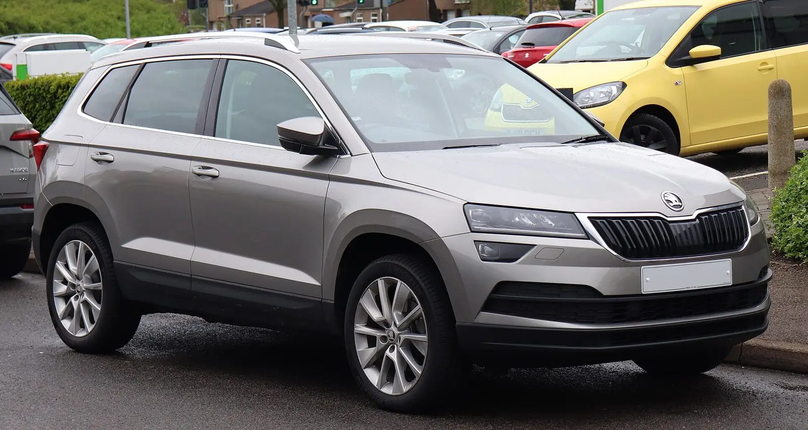 Škoda Karoq u bež metalik boji, pogled sprijeda sa strane