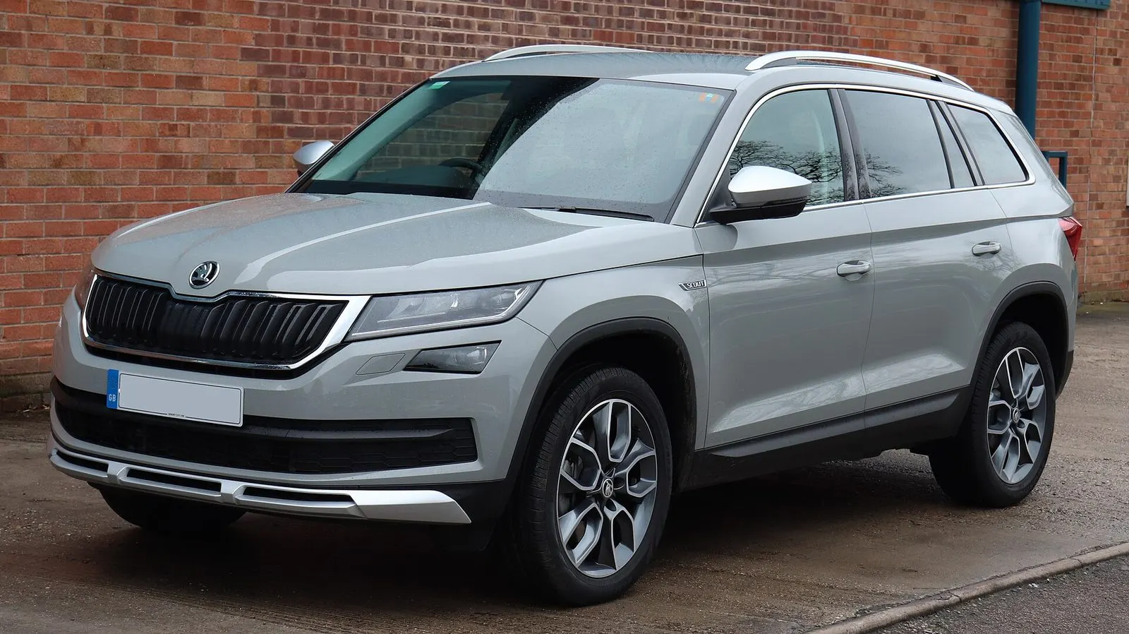 Škoda Kodiaq prve generacije (Scout) u srebrnoj boji, pogled sprijeda sa strane