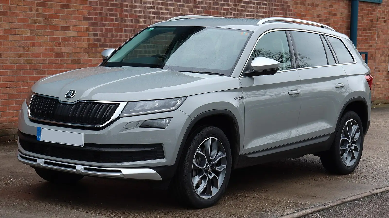 Škoda Kodiaq prve generacije (Scout) u srebrnoj boji, pogled sprijeda sa strane