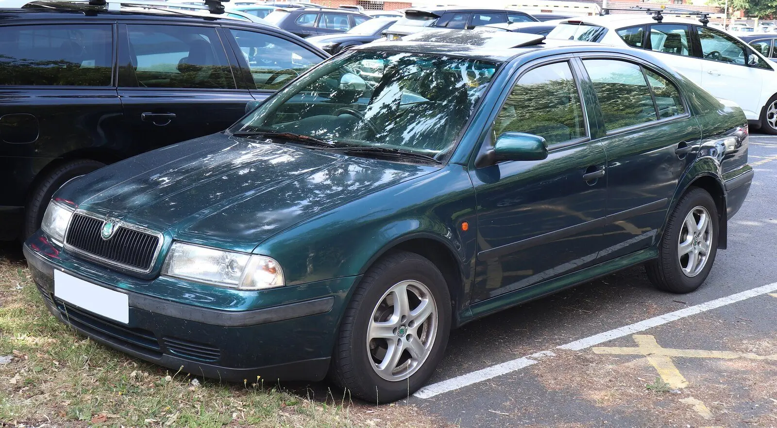 Škoda Octavia I 1.9 TDI SLX (1999.) u tamnozelenoj boji, pogled sprijeda sa strane