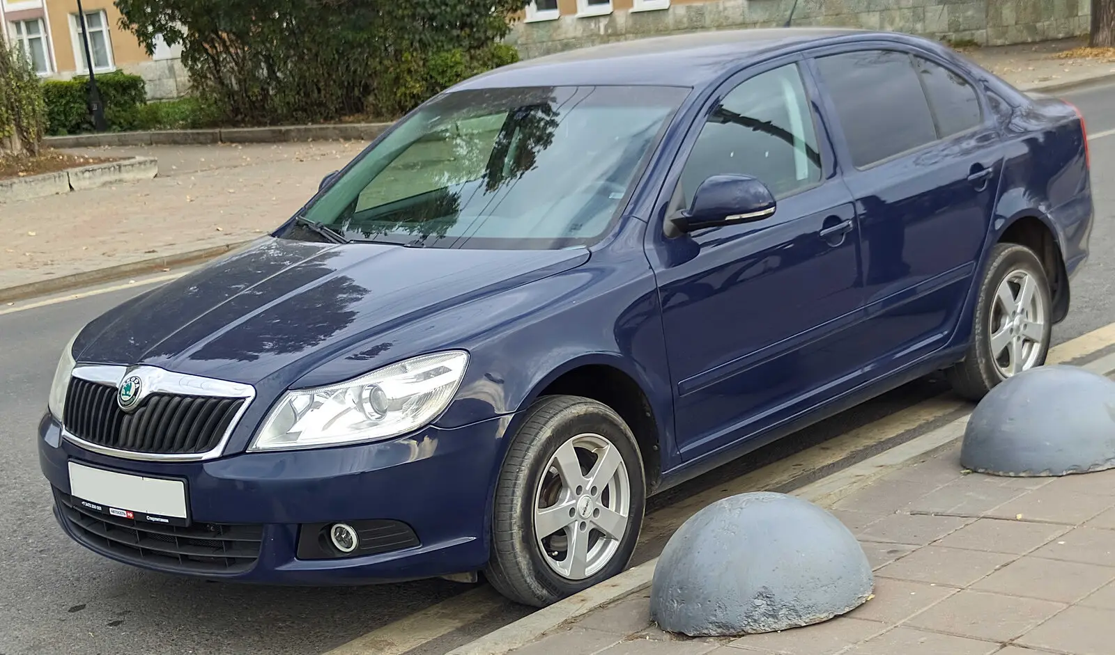 Škoda Octavia druge generacije (1Z) nakon faceliftinga, liftback u tamnoplavoj boji, pogled sprijeda sa strane