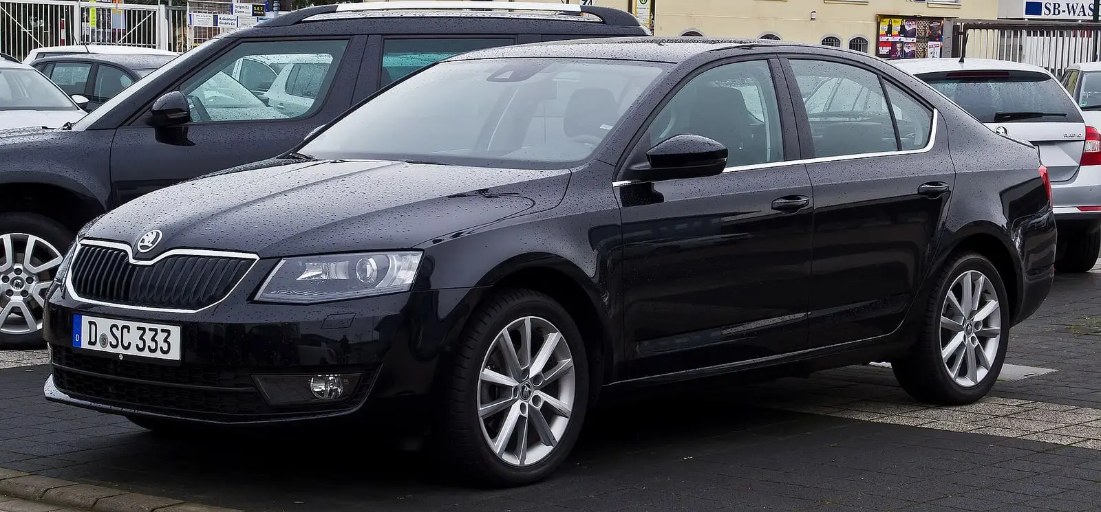 Škoda Octavia 3 (III) limuzina u crnoj boji, pogled sprijeda sa strane