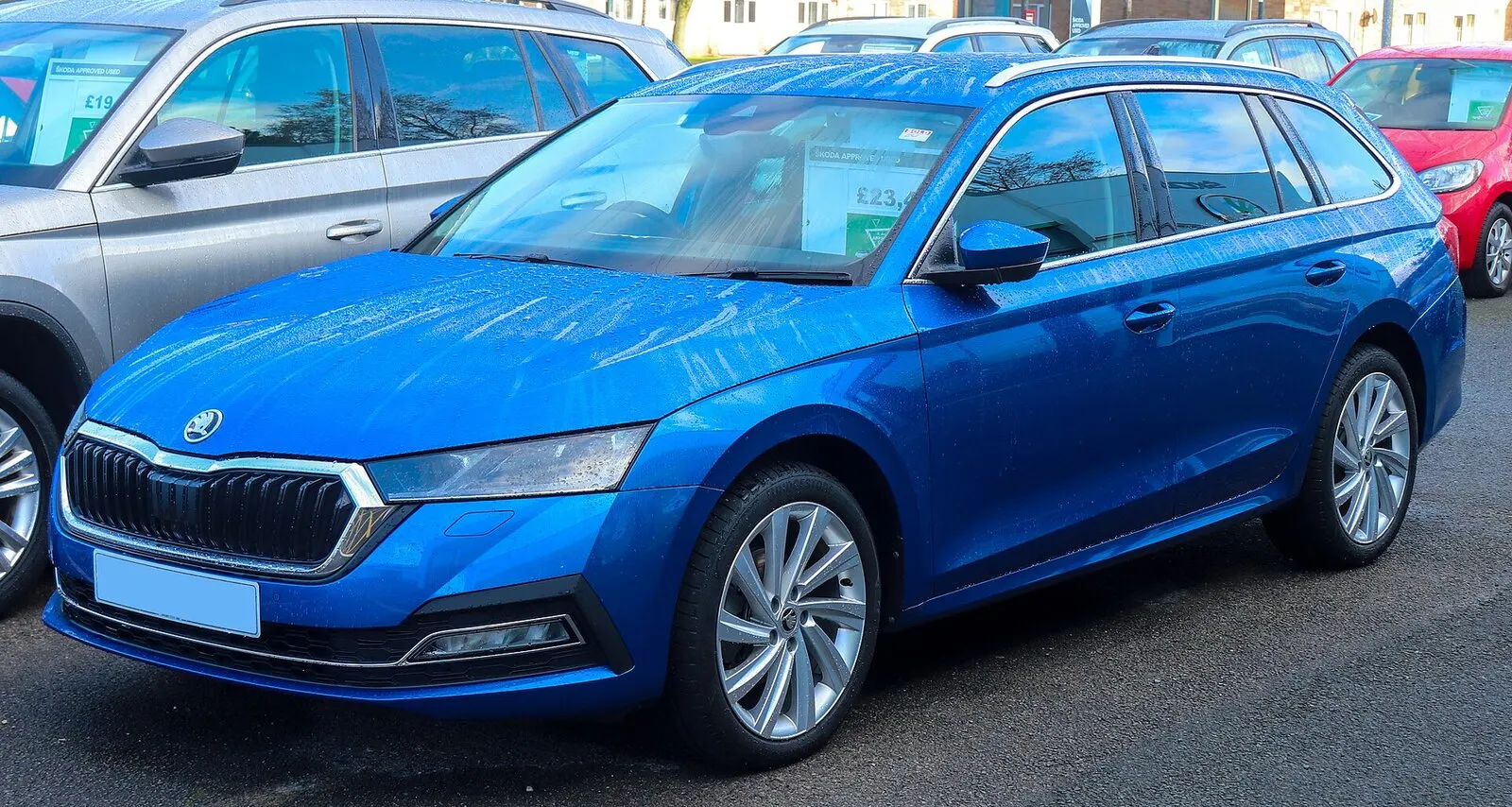 Škoda Octavia 4 Combi (2020.) u plavoj boji, pogled sprijeda sa strane
