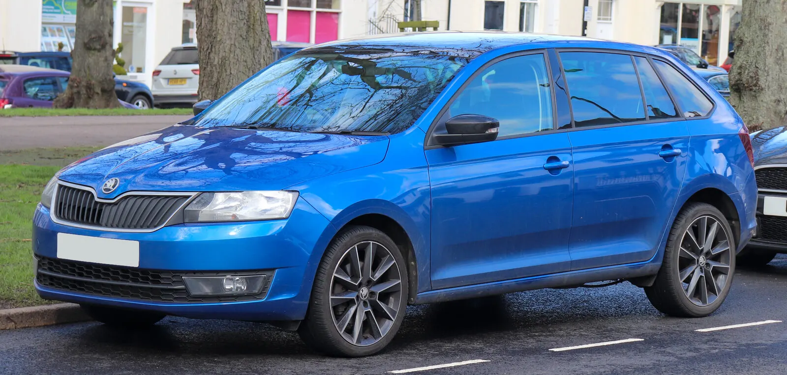 Škoda Rapid Spaceback (2017.) u plavoj boji, pogled sprijeda sa strane