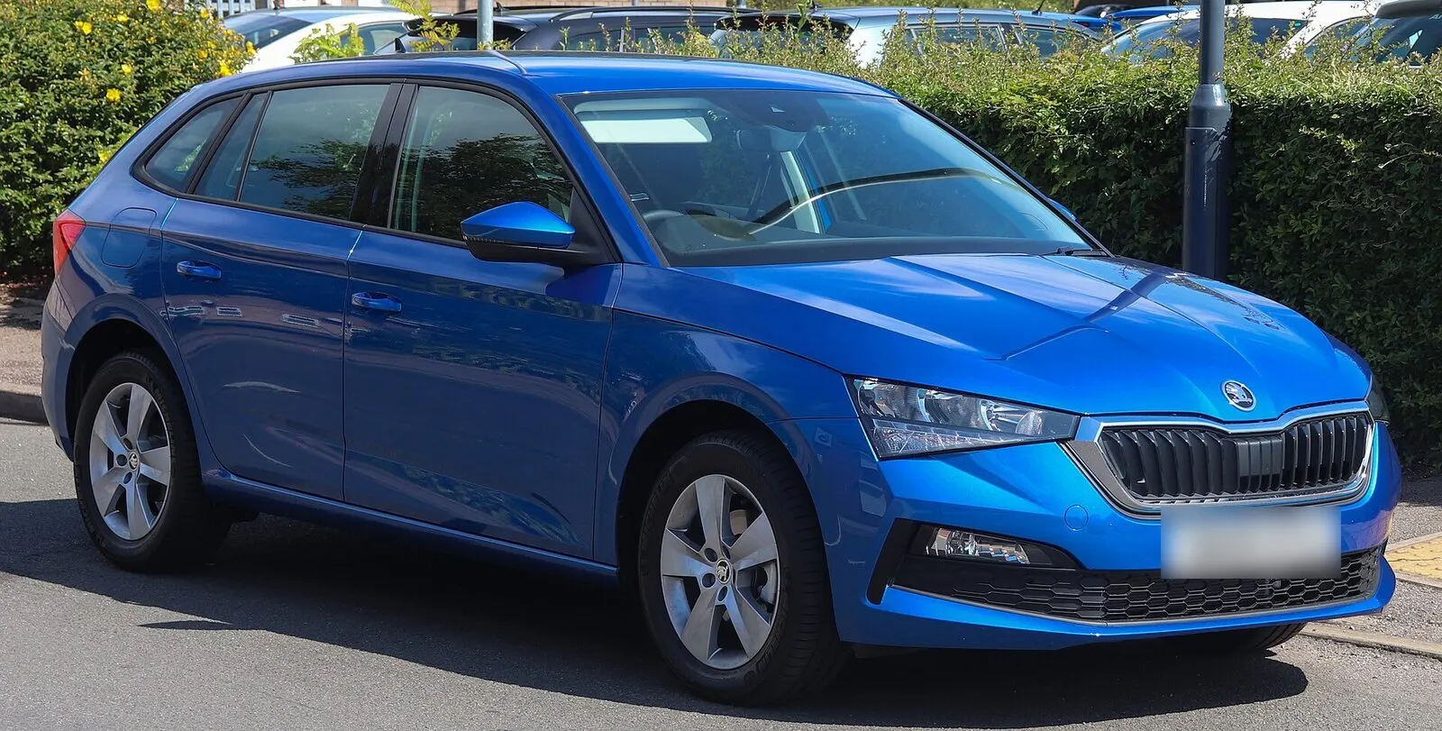 Škoda Scala 1.6 TDI (2019.) u plavoj boji, pogled sprijeda sa strane