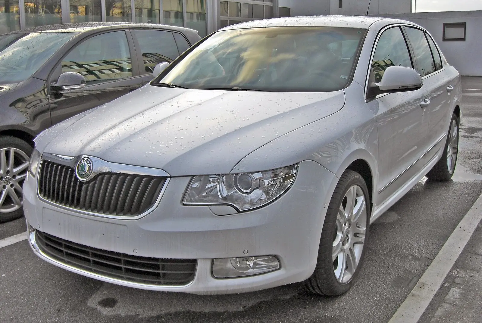 Škoda Superb druge generacije (3T) liftback u srebrnoj boji, pogled sprijeda sa strane